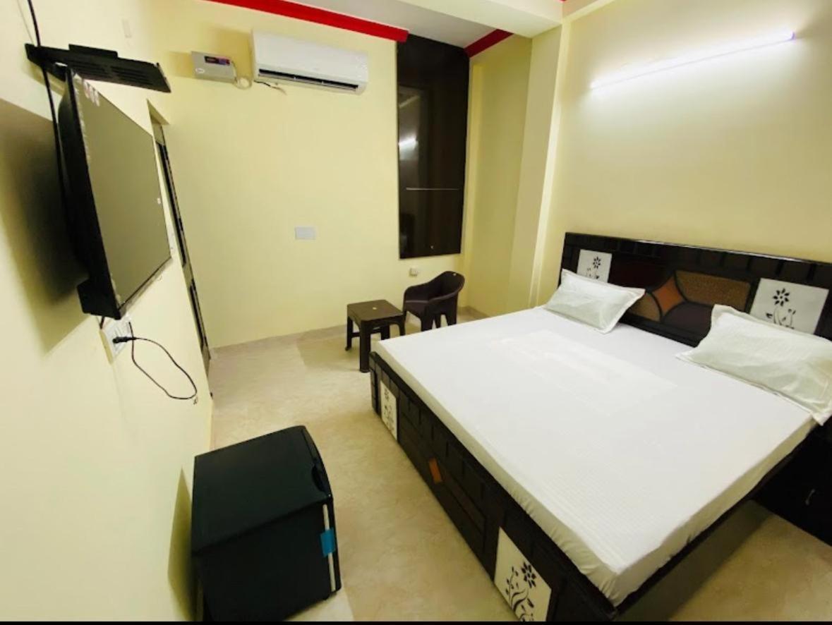 Golden Bridge Hotel New Delhi Exterior photo